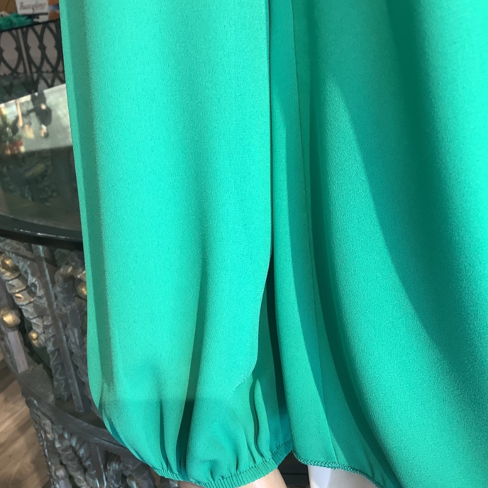 Lucky girl shirt ! Gorgeous shade of green great all year - Picture 4 of 6